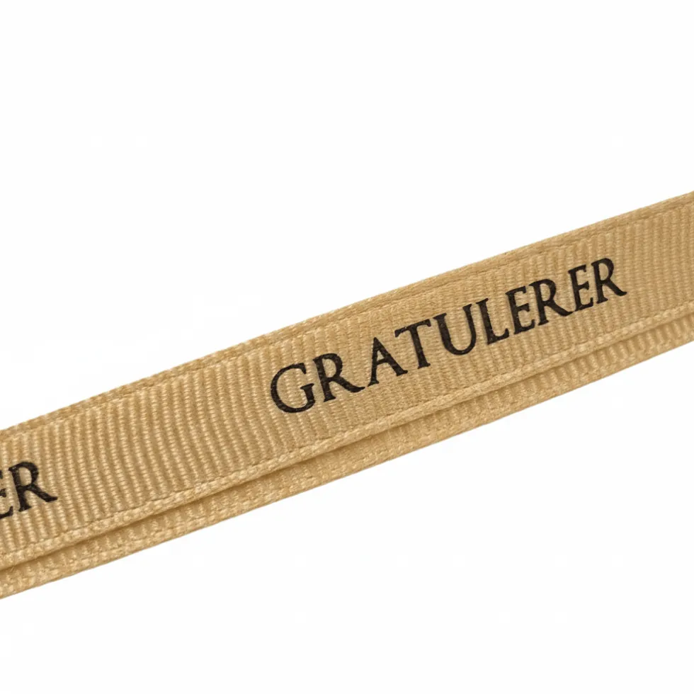 Gavebånd Gratulerer beige med sort tekst 10 mm