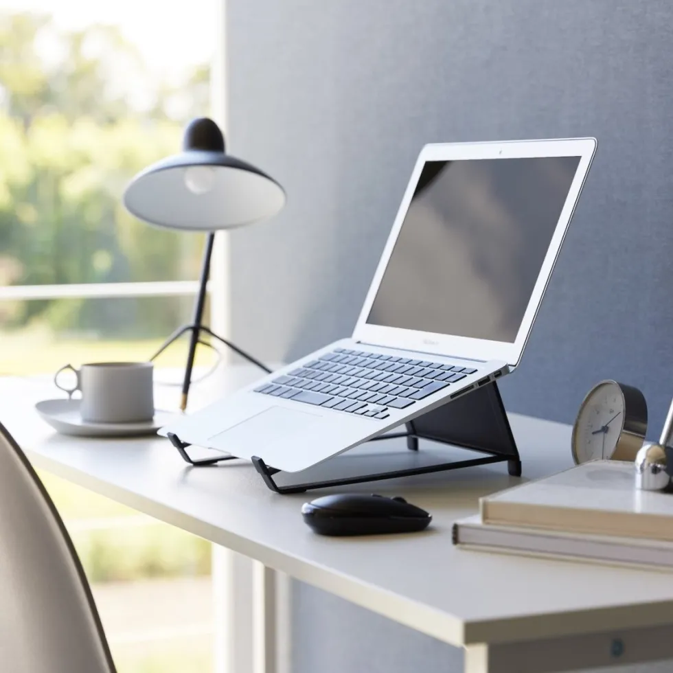 Justerbart stativ for laptop/nettbrett sort