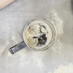 Melsikt i rustfritt stål med håndgrep 16 x 13 cm