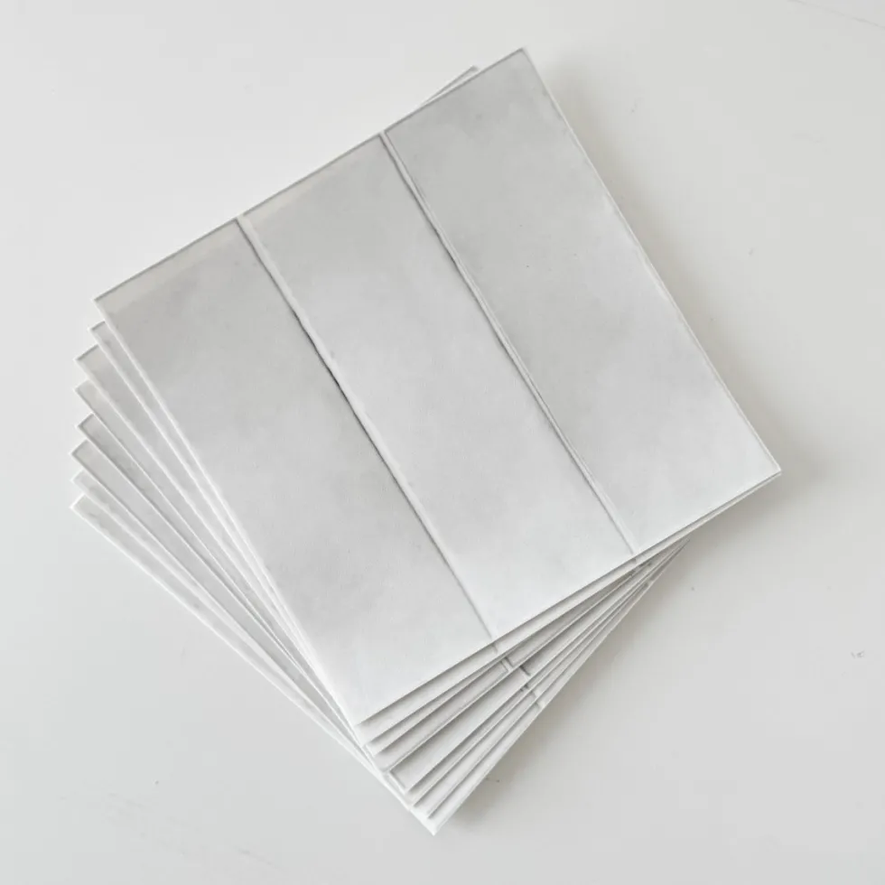 8-pk Katja lys grå selvklebende fliser